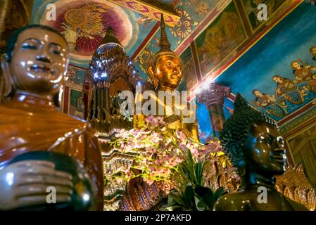 La statua principale del Buddha all'interno dell'alter principale presso l'antico wat Phnom buddista a Phnom Penh, Cambogia. Foto Stock