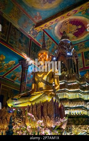 L'alter principale all'interno dell'antico wat Phnom buddista a Phnom Penh, Cambogia. Foto Stock