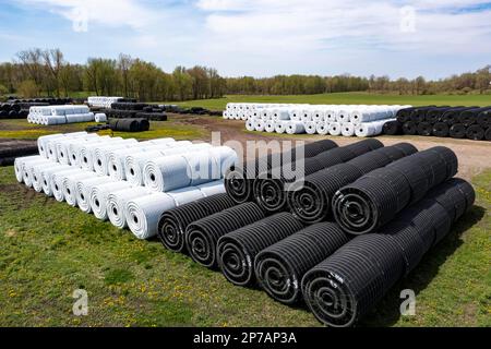 Clifford, Michigan, tubo di drenaggio in plastica corrugata fornito presso una fabbrica di sistemi di drenaggio avanzati. Il tubo è utilizzato in agricoltura, costruzione di strade Foto Stock