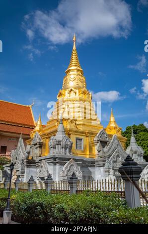 Uno stupa d'oro alla Pagoda Saravoan Techo a Phnom Penh, Cambogia. Foto Stock