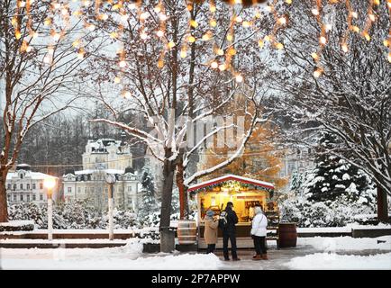 Pre-Natale e nevicate fa per un suggestivo spa nella Repubblica Ceca come si vede qui a Marianske Lazn? Dal 11-16 dicembre 2018, CZE, Repubblica Ceca Foto Stock