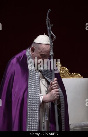 Città del Vaticano, Vaticano 25 marzo 2022. Papa Francesco presiede la Celebrazione della Penitenza, durante la quale procederà con la consacrazione Foto Stock