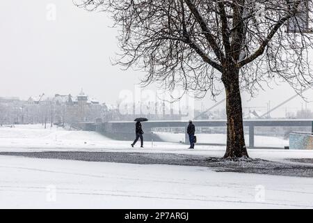 Dusseldorf nella neve, vista da Burgplatz verso Oberkassel Foto Stock