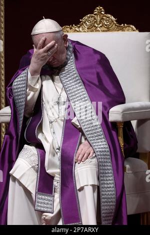 Città del Vaticano, Vaticano 25 marzo 2022. Papa Francesco presiede la Celebrazione della Penitenza, durante la quale procederà con la consacrazione Foto Stock