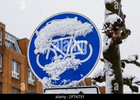 Dusseldorf nella neve flurry, neve-in segnaletica stradale bikeway Foto Stock