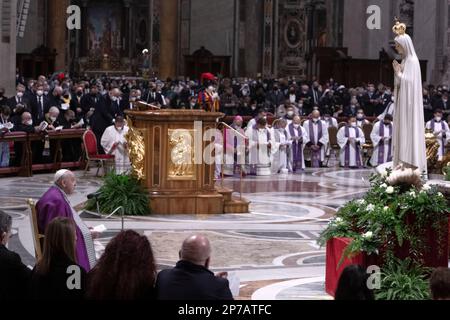 Città del Vaticano, Vaticano 25 marzo 2022. Papa Francesco presiede la Celebrazione della Penitenza, durante la quale procederà con la consacrazione Foto Stock