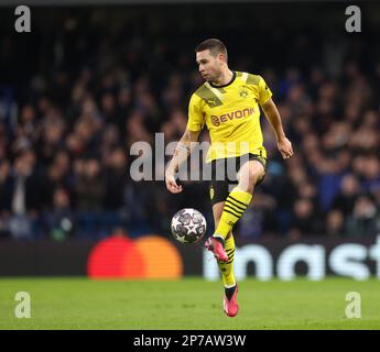 Londra, Inghilterra, 7th marzo 2023. Raphael Guerreiro di Borussia Dortmund durante la partita della UEFA Champions League a Stamford Bridge, Londra. Il credito di foto dovrebbe essere: David Klein / Sportimage Foto Stock