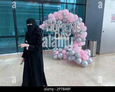 Riyadh, Arabia Saudita. 08th Mar, 2023. Una donna che indossa un niqab cammina per la strada a Riadh, Arabia Saudita il 8 marzo 2023, come parte della Giornata internazionale della donna. Photo by JMP/ABACAPRESS.COM Credit: Abaca Press/Alamy Live News Foto Stock