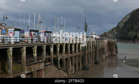 Ilfracombe Porto con Verity, una statua di Damien Hirst. Devon. Inghilterra. REGNO UNITO 2023 Foto Stock