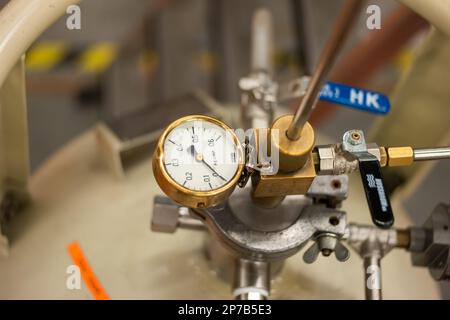 Primo piano dei manometri graduati del serbatoio in un laboratorio di officina. Profondità di campo bassa, nessuna persona. Foto Stock