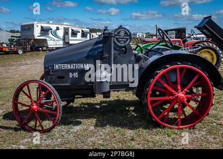 Fort Meade, FL - 24 febbraio 2022: Vista laterale in prospettiva alta di un trattore cherosene 8-16 della trebbiatrice internazionale 1922 in una fiera locale dei trattori. Foto Stock