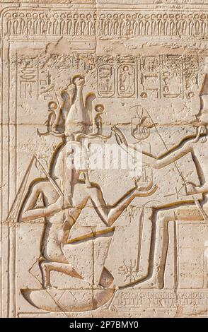 Patrimonio mondiale dell'UNESCO, Tebe in Egitto, tempio Ramesseum, il dio Amon dà feste giubilari (eb sed) a Ramses II Foto Stock