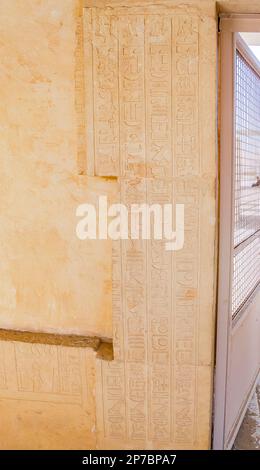 Egitto, Saqqara, tomba di Horemheb, parte settentrionale del muro orientale del cortile interno, stipite di porta. Foto Stock