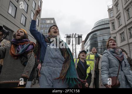 Oggi, il 8 marzo 2023, molti manifestanti si sono riuniti a Berlino per partecipare a varie proteste ed eventi per la Giornata internazionale della donna. Tra questi vi erano donne e uomini iraniani che hanno sensibilitato ai diritti delle donne in Iran. Si sono Uniti all'appello globale per la parità di genere e hanno chiesto libertà e uguaglianza per tutte le donne. A Gendarmenmarkt, una rappresentazione teatrale simboleggia la soppressione dei diritti delle donne da parte del regime talebano in Afghanistan. Durante lo spettacolo teatrale a Gendarmenmarkt, le donne erano legate e avevano la loro libertà tolta. Una donna era vestita con la forza in un burqa. Il wome Foto Stock