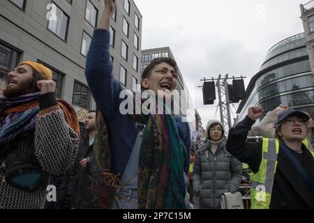 Oggi, il 8 marzo 2023, molti manifestanti si sono riuniti a Berlino per partecipare a varie proteste ed eventi per la Giornata internazionale della donna. Tra questi vi erano donne e uomini iraniani che hanno sensibilitato ai diritti delle donne in Iran. Si sono Uniti all'appello globale per la parità di genere e hanno chiesto libertà e uguaglianza per tutte le donne. A Gendarmenmarkt, una rappresentazione teatrale simboleggia la soppressione dei diritti delle donne da parte del regime talebano in Afghanistan. Durante lo spettacolo teatrale a Gendarmenmarkt, le donne erano legate e avevano la loro libertà tolta. Una donna era vestita con la forza in un burqa. Il wome Foto Stock