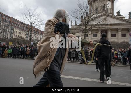 Oggi, il 8 marzo 2023, molti manifestanti si sono riuniti a Berlino per partecipare a varie proteste ed eventi per la Giornata internazionale della donna. Tra questi vi erano donne e uomini iraniani che hanno sensibilitato ai diritti delle donne in Iran. Si sono Uniti all'appello globale per la parità di genere e hanno chiesto libertà e uguaglianza per tutte le donne. A Gendarmenmarkt, una rappresentazione teatrale simboleggia la soppressione dei diritti delle donne da parte del regime talebano in Afghanistan. Durante lo spettacolo teatrale a Gendarmenmarkt, le donne erano legate e avevano la loro libertà tolta. Una donna era vestita con la forza in un burqa. Il wome Foto Stock