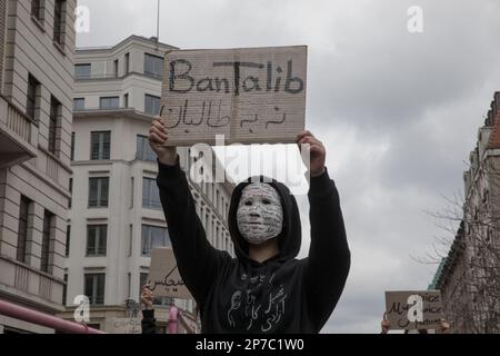 Oggi, il 8 marzo 2023, molti manifestanti si sono riuniti a Berlino per partecipare a varie proteste ed eventi per la Giornata internazionale della donna. Tra questi vi erano donne e uomini iraniani che hanno sensibilitato ai diritti delle donne in Iran. Si sono Uniti all'appello globale per la parità di genere e hanno chiesto libertà e uguaglianza per tutte le donne. A Gendarmenmarkt, una rappresentazione teatrale simboleggia la soppressione dei diritti delle donne da parte del regime talebano in Afghanistan. Durante lo spettacolo teatrale a Gendarmenmarkt, le donne erano legate e avevano la loro libertà tolta. Una donna era vestita con la forza in un burqa. Il wome Foto Stock