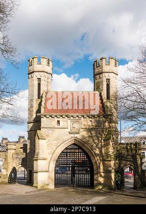 Keighley Road Memorial o arco normanno a Lister Park, Bradford, West Yorkshire, Inghilterra, Regno Unito Foto Stock