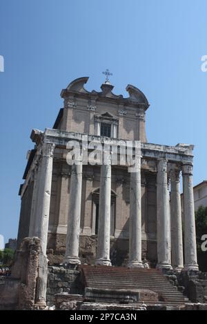 Tempio di Antonino e Faustina, Foro Romano, Roma, Italia Foto Stock