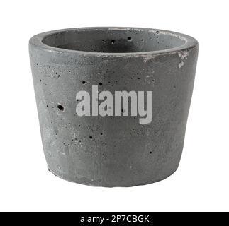 Vaso di fiori vuoto in stile loft ritaglio. Ruvida pentola di pianta ruvida isolata su uno sfondo bianco. Piantatrice in calcestruzzo grigia per interni in campo industriale Foto Stock