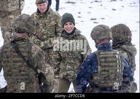 La principessa del Galles, colonnello delle Guardie irlandesi, incontra i membri delle 1st Guardie irlandesi battaglione, per la prima volta dopo aver ricevuto l'appuntamento onorario lo scorso anno, durante una visita alla Salisbury Plain Training Area nel Wiltshire, Ascoltare in prima persona il lavoro che le Guardie irlandesi stanno svolgendo. Data immagine: Mercoledì 8 marzo 2023. Foto Stock