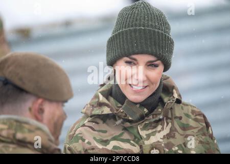 La principessa del Galles, colonnello delle Guardie irlandesi, incontra i membri delle 1st Guardie irlandesi battaglione, per la prima volta dopo aver ricevuto l'appuntamento onorario lo scorso anno, durante una visita alla Salisbury Plain Training Area nel Wiltshire, Ascoltare in prima persona il lavoro che le Guardie irlandesi stanno svolgendo. Data immagine: Mercoledì 8 marzo 2023. Foto Stock