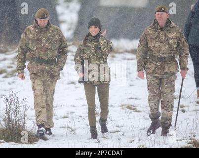 La principessa del Galles, colonnello delle Guardie irlandesi, incontra i membri delle 1st Guardie irlandesi battaglione, per la prima volta dopo aver ricevuto l'appuntamento onorario lo scorso anno, durante una visita alla Salisbury Plain Training Area nel Wiltshire, Ascoltare in prima persona il lavoro che le Guardie irlandesi stanno svolgendo. Data immagine: Mercoledì 8 marzo 2023. Foto Stock