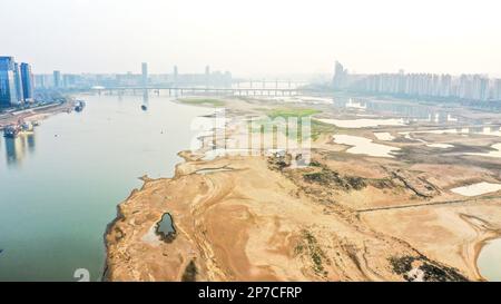 NANCHANG, CINA - 7 MARZO 2023 - i letti di fiume esposti sono visti tra il ponte di Nanchang e il ponte di Bayi nella sezione di Nanchang della Rive di Ganjiang Foto Stock