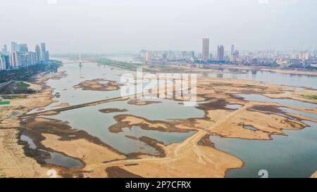 NANCHANG, CINA - 7 MARZO 2023 - i letti di fiume esposti sono visti tra il ponte di Nanchang e il ponte di Bayi nella sezione di Nanchang della Rive di Ganjiang Foto Stock