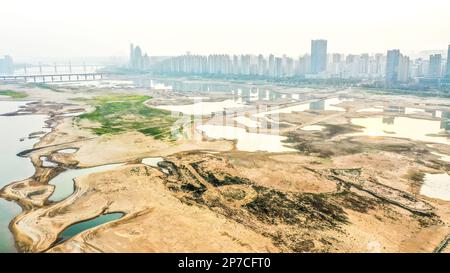 NANCHANG, CINA - 7 MARZO 2023 - i letti di fiume esposti sono visti tra il ponte di Nanchang e il ponte di Bayi nella sezione di Nanchang della Rive di Ganjiang Foto Stock