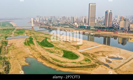 NANCHANG, CINA - 7 MARZO 2023 - i letti di fiume esposti sono visti tra il ponte di Nanchang e il ponte di Bayi nella sezione di Nanchang della Rive di Ganjiang Foto Stock