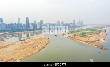 NANCHANG, CINA - 7 MARZO 2023 - i letti di fiume esposti sono visti tra il ponte di Nanchang e il ponte di Bayi nella sezione di Nanchang della Rive di Ganjiang Foto Stock