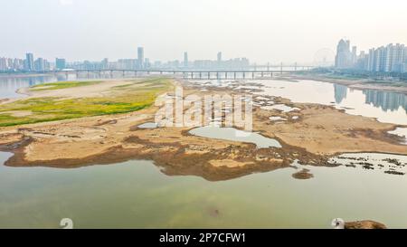 NANCHANG, CINA - 7 MARZO 2023 - i letti di fiume esposti sono visti tra il ponte di Nanchang e il ponte di Bayi nella sezione di Nanchang della Rive di Ganjiang Foto Stock