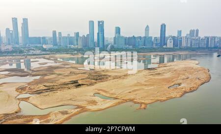 NANCHANG, CINA - 7 MARZO 2023 - i letti di fiume esposti sono visti tra il ponte di Nanchang e il ponte di Bayi nella sezione di Nanchang della Rive di Ganjiang Foto Stock