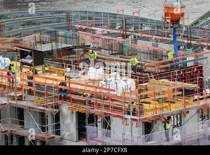 Amburgo, Germania. 08th Mar, 2023. I lavori di costruzione si vedono in un cantiere dell'ENSEMBLE HAFENCITY EDGE vicino ai ponti dell'Elba. Alla conferenza stampa annuale di HafenCity Hamburg GmbH sono state presentate, insieme ad altri argomenti, le strategie future nelle aree di sviluppo urbano di Grasbrook, Science City Hamburg Bahrenfeld, Billebogen e HafenCity. Ben 20 anni dopo l'inizio della costruzione, 4.000 appartamenti sono stati completati a HafenCity Amburgo. Credit: Christian Charisius/dpa/Alamy Live News Foto Stock