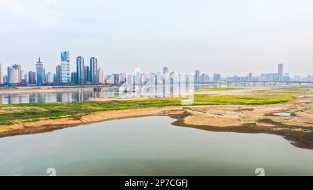 NANCHANG, CINA - 7 MARZO 2023 - i letti di fiume esposti sono visti tra il ponte di Nanchang e il ponte di Bayi nella sezione di Nanchang della Rive di Ganjiang Foto Stock