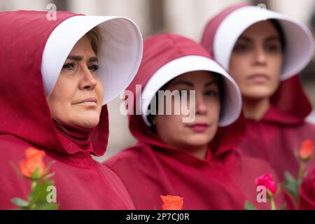 Parliament Square, Londra, Regno Unito. 8th marzo 2023. Le donne anglo-iraniane, vestite come personaggi della racconto della serva, segnano la Giornata Internazionale della Donna i Foto Stock