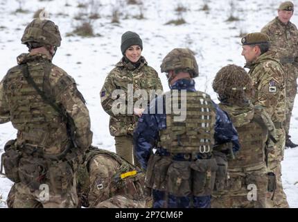 La principessa del Galles, colonnello delle Guardie irlandesi, incontra i membri delle 1st Guardie irlandesi battaglione, per la prima volta dopo aver ricevuto l'appuntamento onorario lo scorso anno, durante una visita alla Salisbury Plain Training Area nel Wiltshire, Ascoltare in prima persona il lavoro che le Guardie irlandesi stanno svolgendo. Data immagine: Mercoledì 8 marzo 2023. Foto Stock