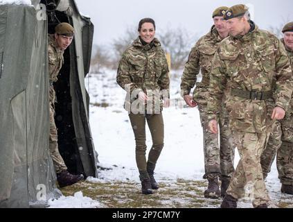 La principessa del Galles, colonnello delle Guardie irlandesi, incontra i membri delle 1st Guardie irlandesi battaglione, per la prima volta dopo aver ricevuto l'appuntamento onorario lo scorso anno, durante una visita alla Salisbury Plain Training Area nel Wiltshire, Ascoltare in prima persona il lavoro che le Guardie irlandesi stanno svolgendo. Data immagine: Mercoledì 8 marzo 2023. Foto Stock