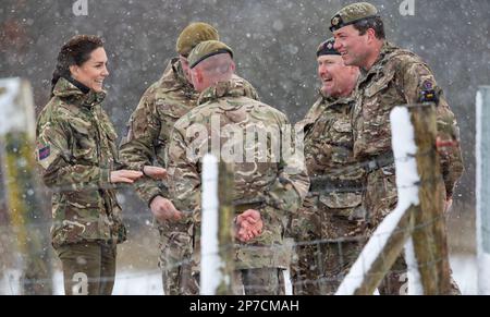 La principessa del Galles, colonnello delle Guardie irlandesi, incontra i membri delle 1st Guardie irlandesi battaglione, per la prima volta dopo aver ricevuto l'appuntamento onorario lo scorso anno, durante una visita alla Salisbury Plain Training Area nel Wiltshire, Ascoltare in prima persona il lavoro che le Guardie irlandesi stanno svolgendo. Data immagine: Mercoledì 8 marzo 2023. Foto Stock