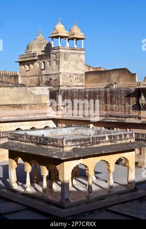 JAIPUR, INDIA - 12 novembre 2011: Dentro il Forte ambrato bello a Jaipur, Rajasthan. È il forte più visitato in Rajasthan dai turisti. Foto Stock