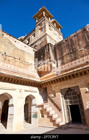 JAIPUR, INDIA - 12 novembre 2011: Dentro il Forte ambrato bello a Jaipur, Rajasthan. È il forte più visitato in Rajasthan dai turisti. Foto Stock