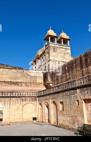 JAIPUR, INDIA - 12 novembre 2011: Dentro il Forte ambrato bello a Jaipur, Rajasthan. È il forte più visitato in Rajasthan dai turisti. Foto Stock