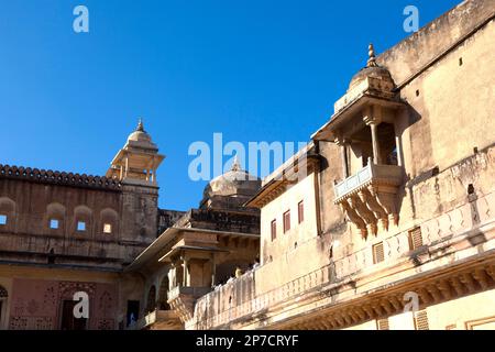 JAIPUR, INDIA - 12 novembre 2011: Dentro il Forte ambrato bello a Jaipur, Rajasthan. È il forte più visitato in Rajasthan dai turisti. Foto Stock