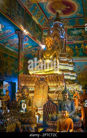 L'alter principale all'interno dell'antico wat Phnom buddista a Phnom Penh, Cambogia. Foto Stock