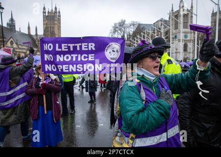 Londra, Regno Unito. 8th marzo, 2023. Le donne della campagna Waspi (Donne contro la disuguaglianza pensionistica statale) si riuniscono al di fuori del Parlamento durante le interrogazioni del primo ministro nella Giornata internazionale della donna. Le donne Waspi stanno cercando un riesame giudiziario della valutazione del Mediatore del Parlamento e del Servizio sanitario secondo cui nessuna perdita emotiva o finanziaria è stata causata dalla 'amministrazione' da parte del Dipartimento per il lavoro e le pensioni (DWP). Credit: Notizie dal vivo di Mark Kerrison/Alamy Foto Stock