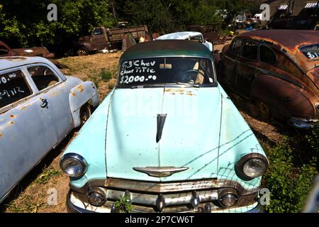 Orderville, USA - 15 luglio 2008: Junk yard con vecchi bei oldtimers sulla strada 89 a Orderville, USA. L'America è un posto per l'auto classica europea Foto Stock