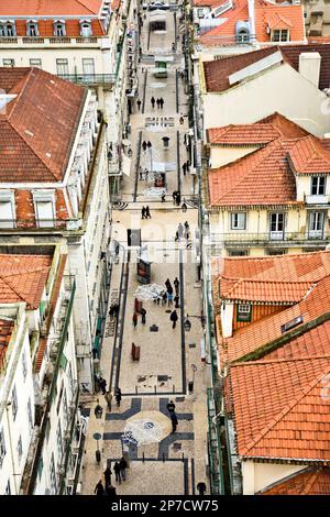 Lisbona, Portogallo - 28 dicembre 2008: Vista dall'elevador de Santa Justa alla parte vecchia di Lisbona. L'elevador è stato costruito da Gustafe Eiffel. Foto Stock