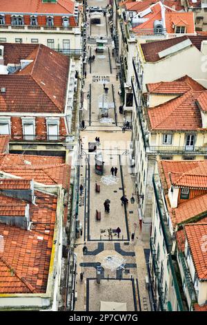 Lisbona, Portogallo - 28 dicembre 2008: Vista dall'elevador de Santa Justa alla parte vecchia di Lisbona. L'elevador è stato costruito da Gustafe Eiffel. Foto Stock