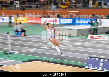 Jazmin Sawyers di Gran Bretagna e NI in gara nella finale femminile di salto lungo ai Campionati europei di atletica indoor alla Ataköy Athletics Arena Foto Stock